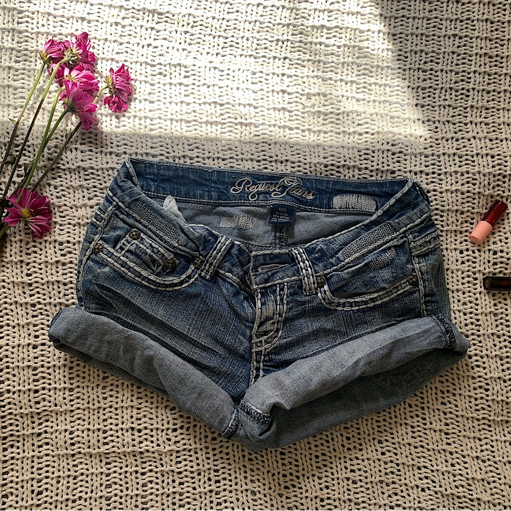 Cute vintage low waisted denim shorts with rolled up hem